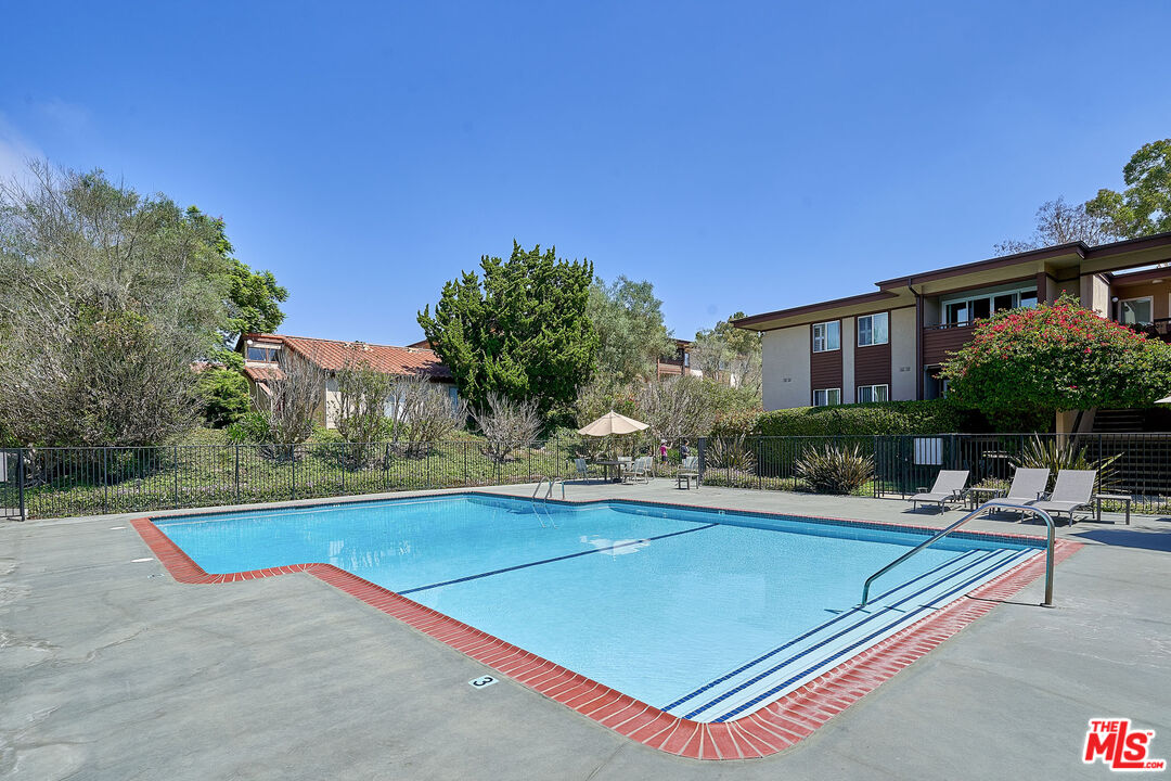 5947 Armaga Spring Road, Unit E Rancho Palos Verdes, CA 90275 - Photo 4 of 12 Gallery Image 4