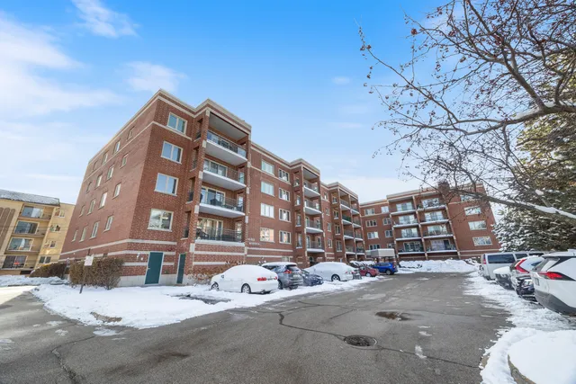 $294,900 | 6461 West Warner Avenue, Unit 517, Chicago, IL 60634