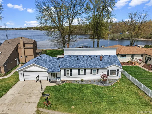 $499,900 | 3142 Ponemah Drive, Fenton, MI 48430