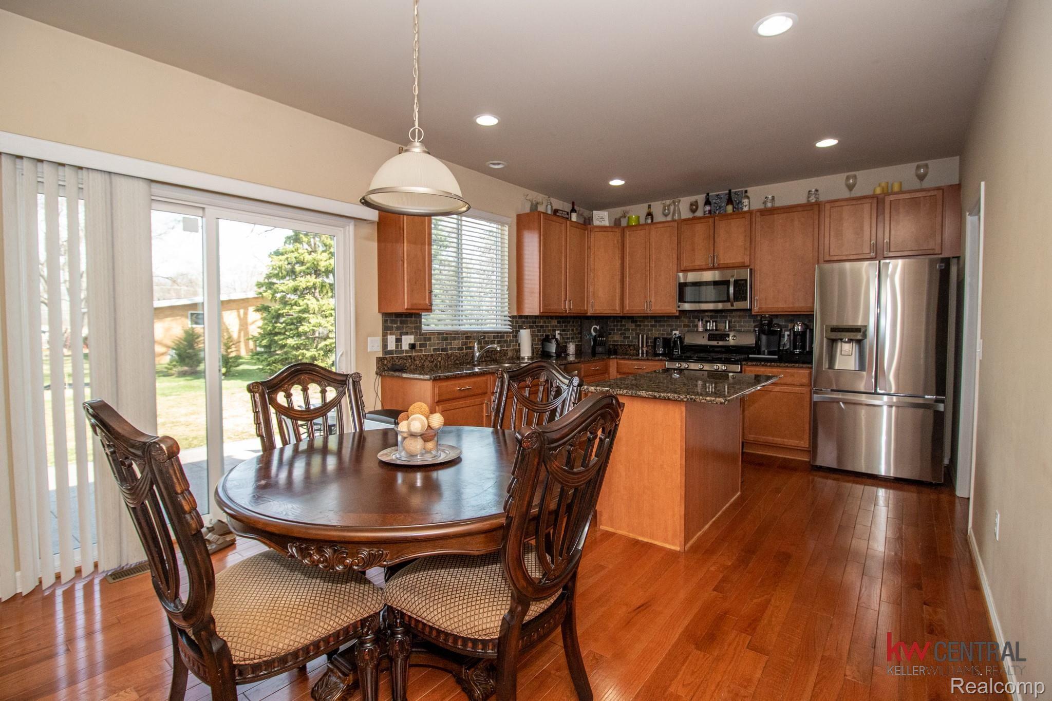 1590 Newstead Lane Rochester, MI 48309 - Photo 19 of 40 Kitchen.jpg