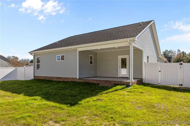 a view of a house with backyard and garden