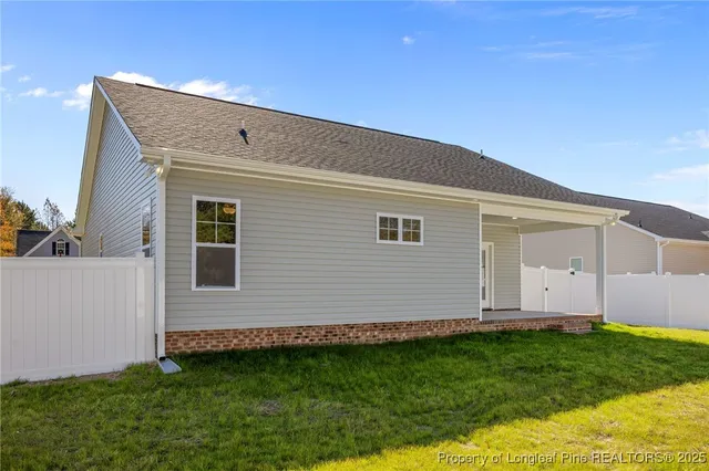 a view of a house with backyard