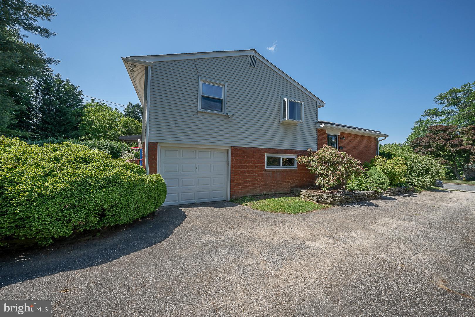 1728 Green Valley Road Havertown, PA 19083 - Photo 4 of 63