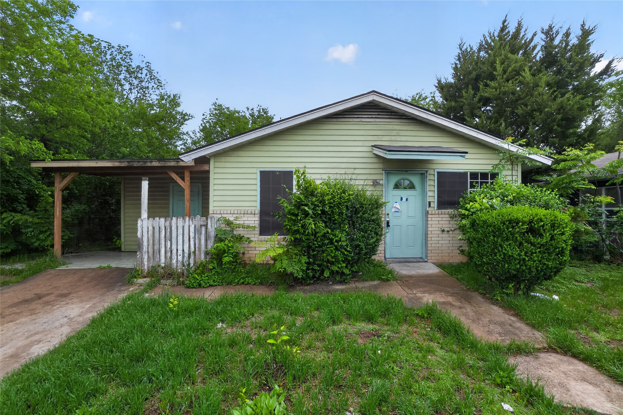 6015 Carnation Terrace Austin, TX 78741 - Photo 3 of 12 a front view of house with a garden