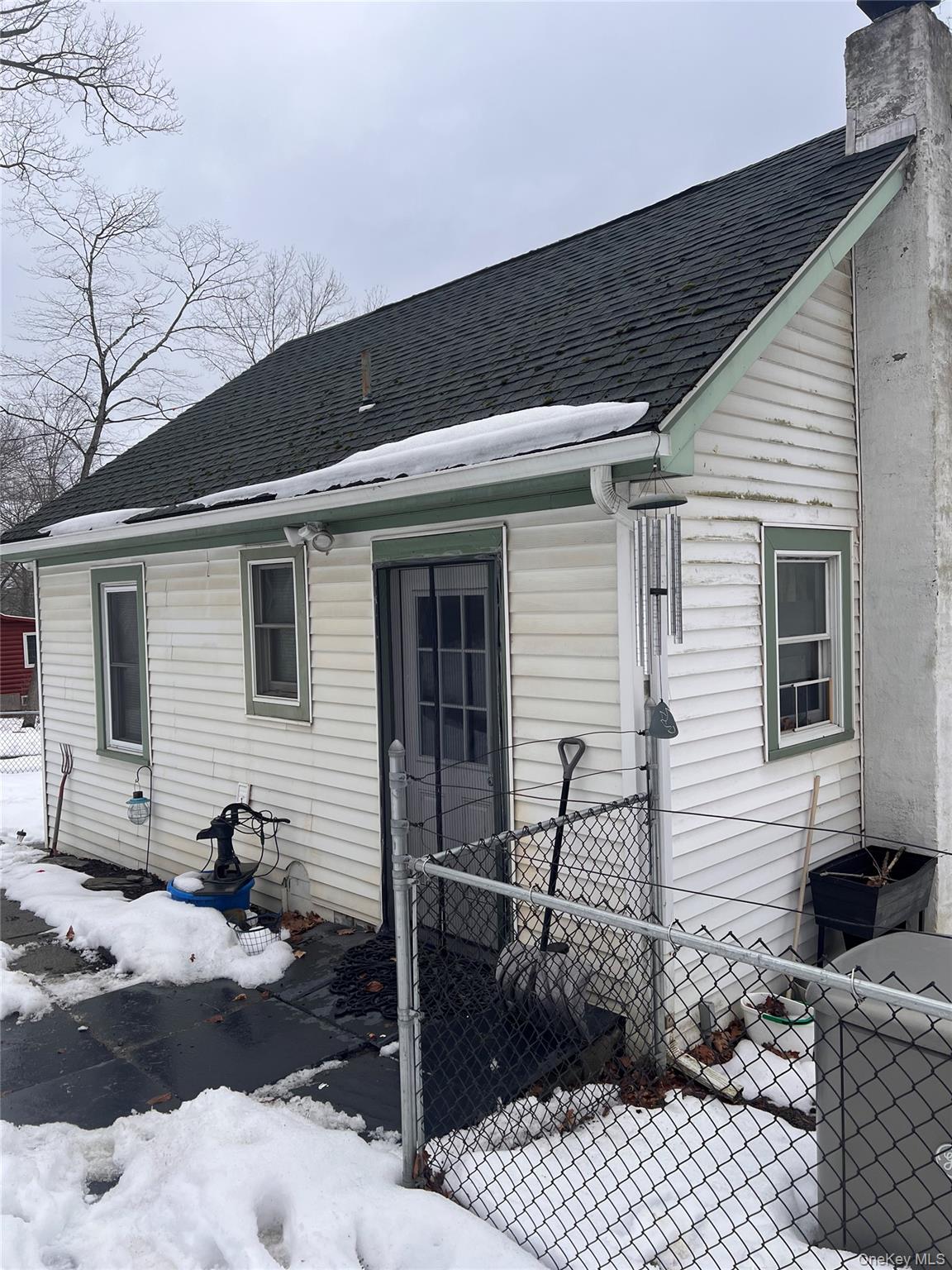 a view of a house with backyard