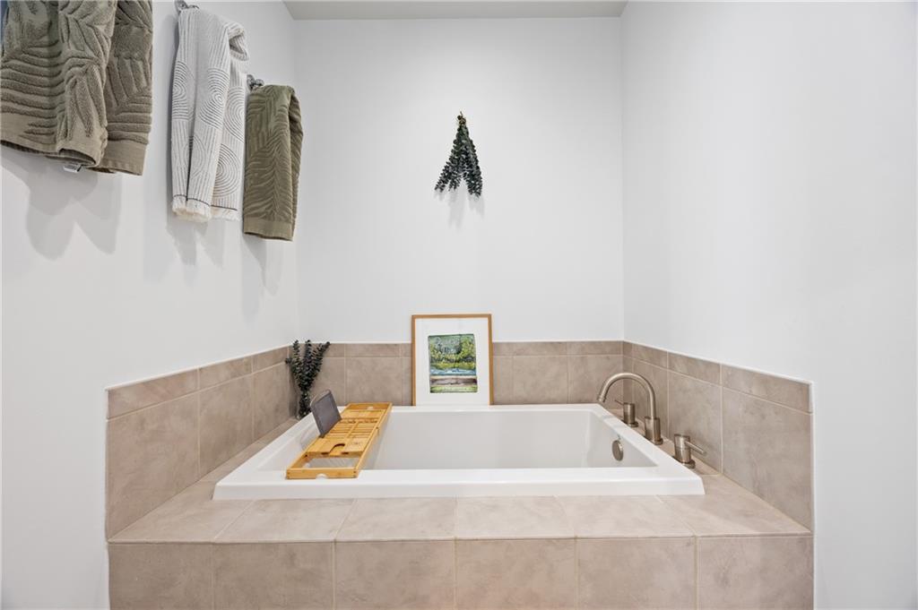 222 12th Street Northeast, Unit 1801 Atlanta, GA 30309 - Photo 23 of 50 a bathroom with a tub