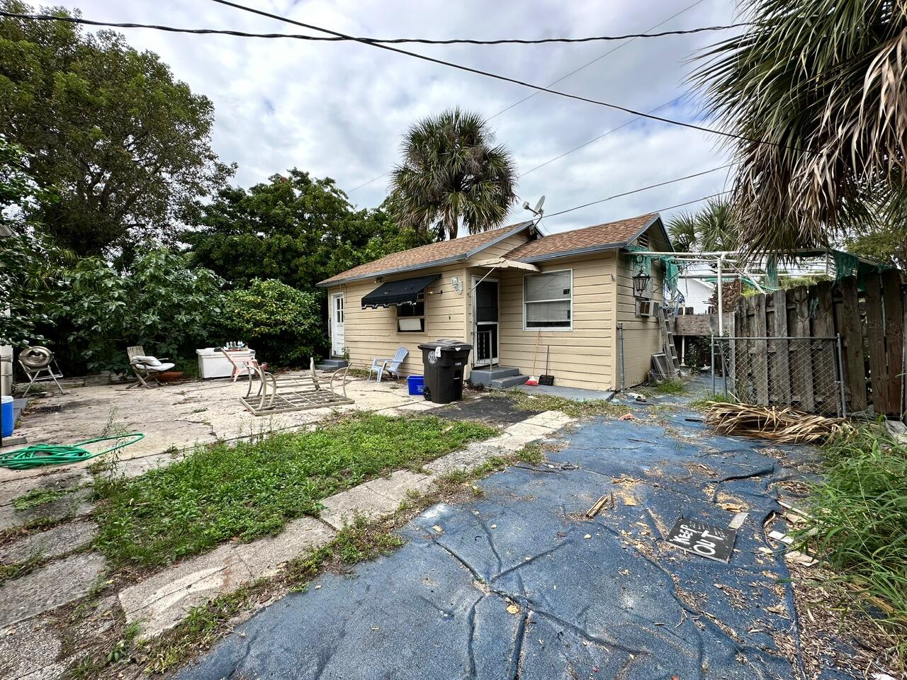 523 48th Street West Palm Beach, FL 33407 - Photo 2 of 33 a front view of a house with a yard