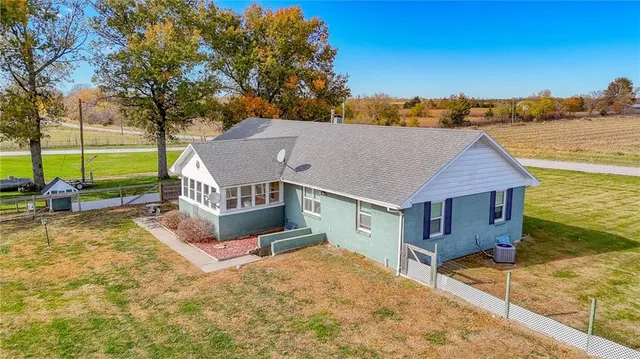 $1,500,000 | 690 Southwest 58th Highway, Centerview, MO 64019