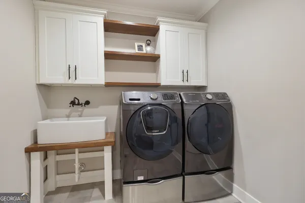 a en suite bathroom with double sink and a mirror