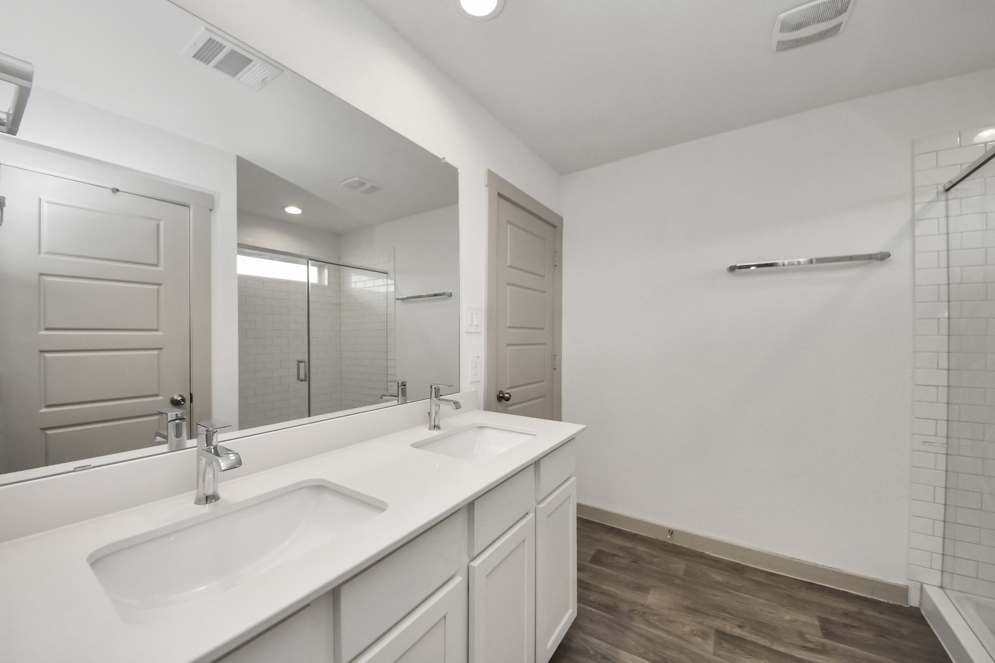 7706 Caspian Rnch Drive Rosharon, TX 77583 - Photo 7 of 18 Primary bathroom with double vanities