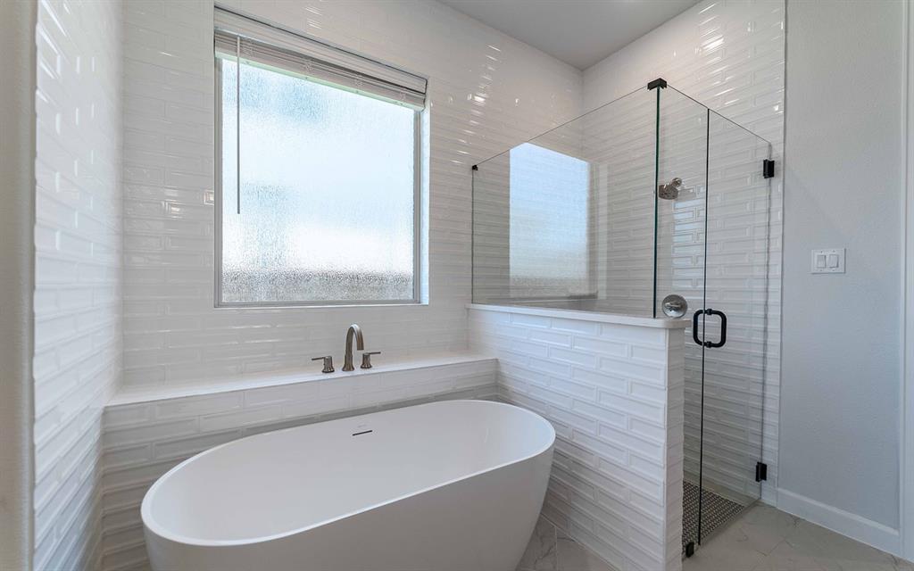 2008 Casting Ridge Mesquite, TX 75181 - Photo 15 of 24 a bathroom with a bathtub and a sink