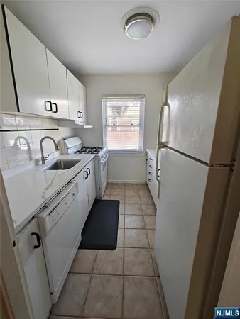 $2,500 | 180 Hillside Avenue, Unit K1, Leonia, NJ 07605