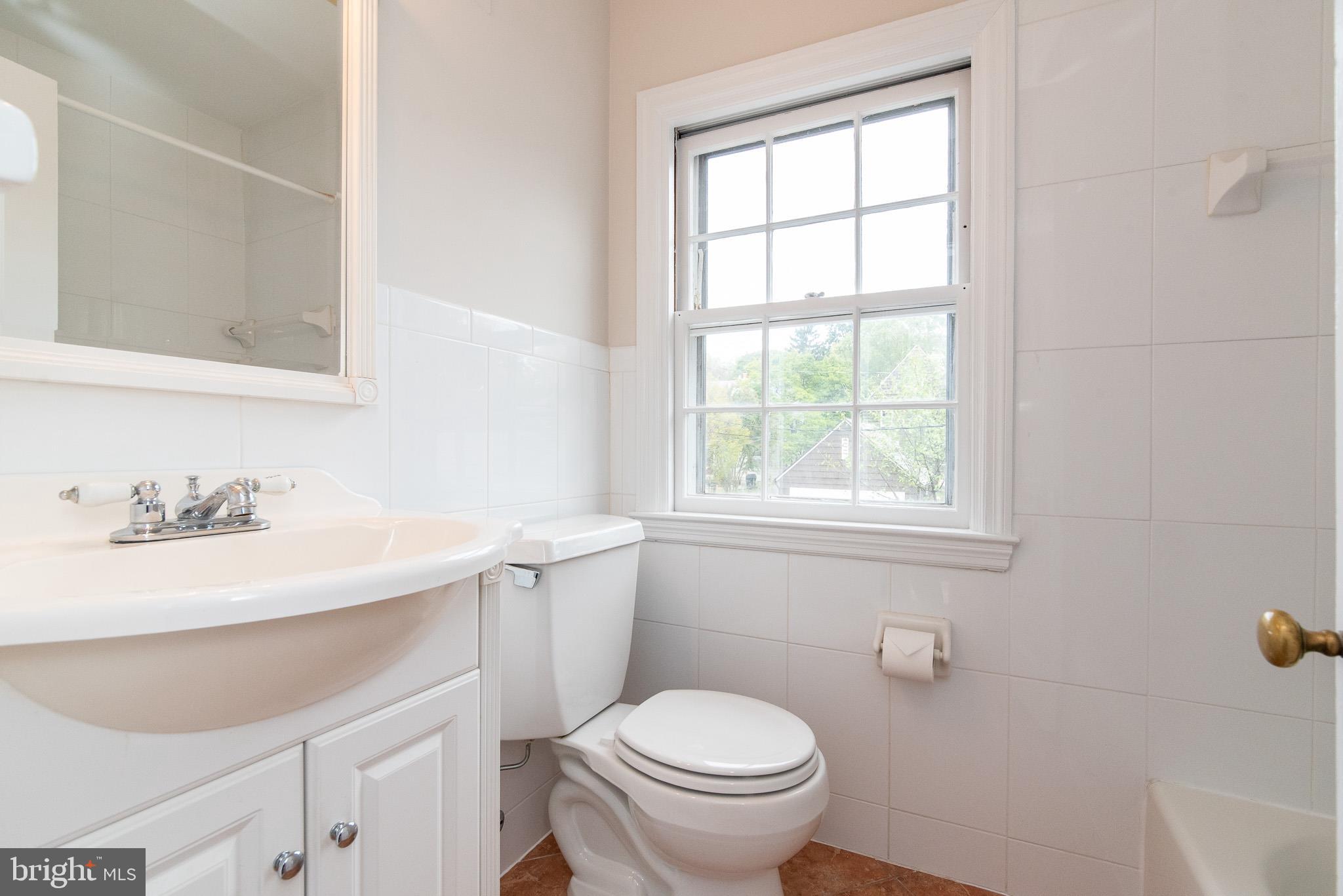 344 Broadmoor Road Baltimore, MD 21212 - Photo 25 of 44 Hallway Full Bath
