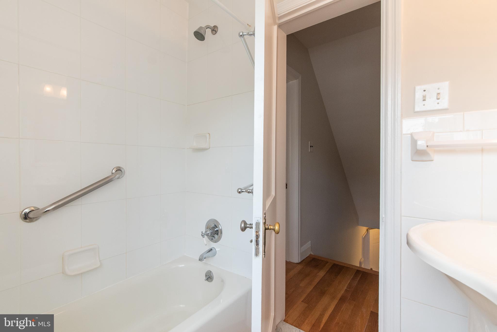 344 Broadmoor Road Baltimore, MD 21212 - Photo 26 of 44 Shower/Tub Combo