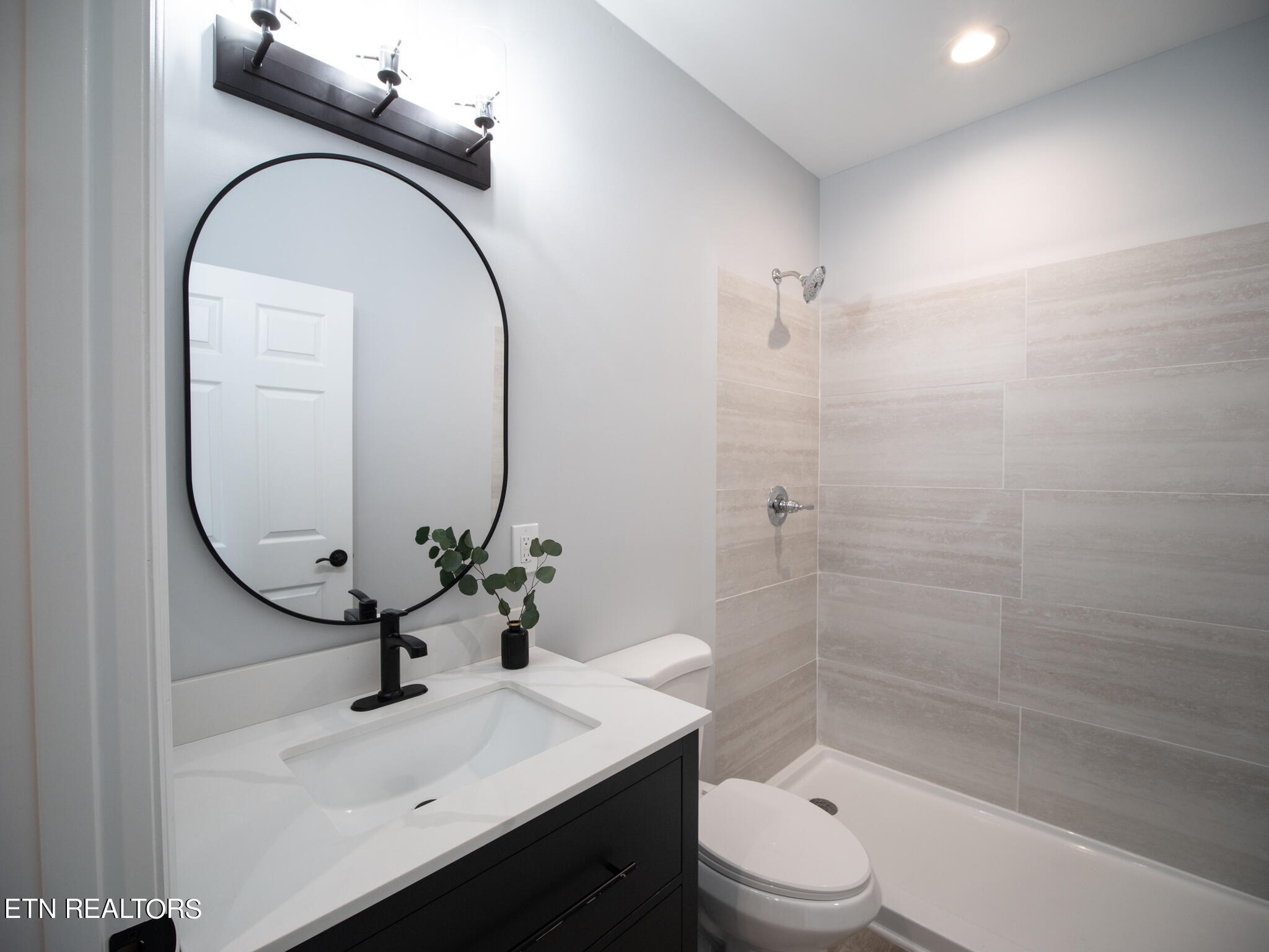 142 South Purdue Avenue Oak Ridge, TN 37830 - Photo 32 of 50 Hall Bathroom