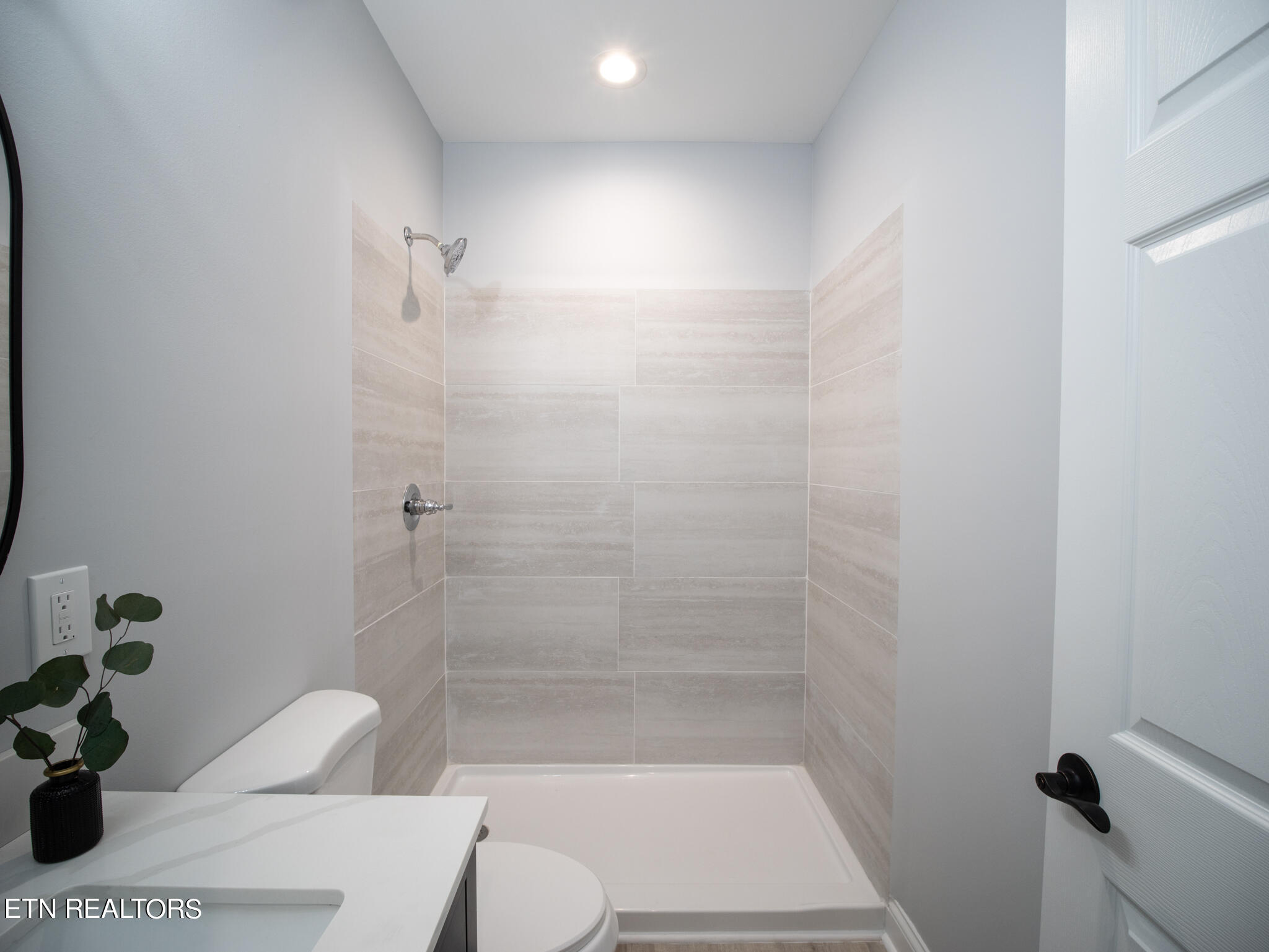 142 South Purdue Avenue Oak Ridge, TN 37830 - Photo 33 of 50 Hall Bathroom