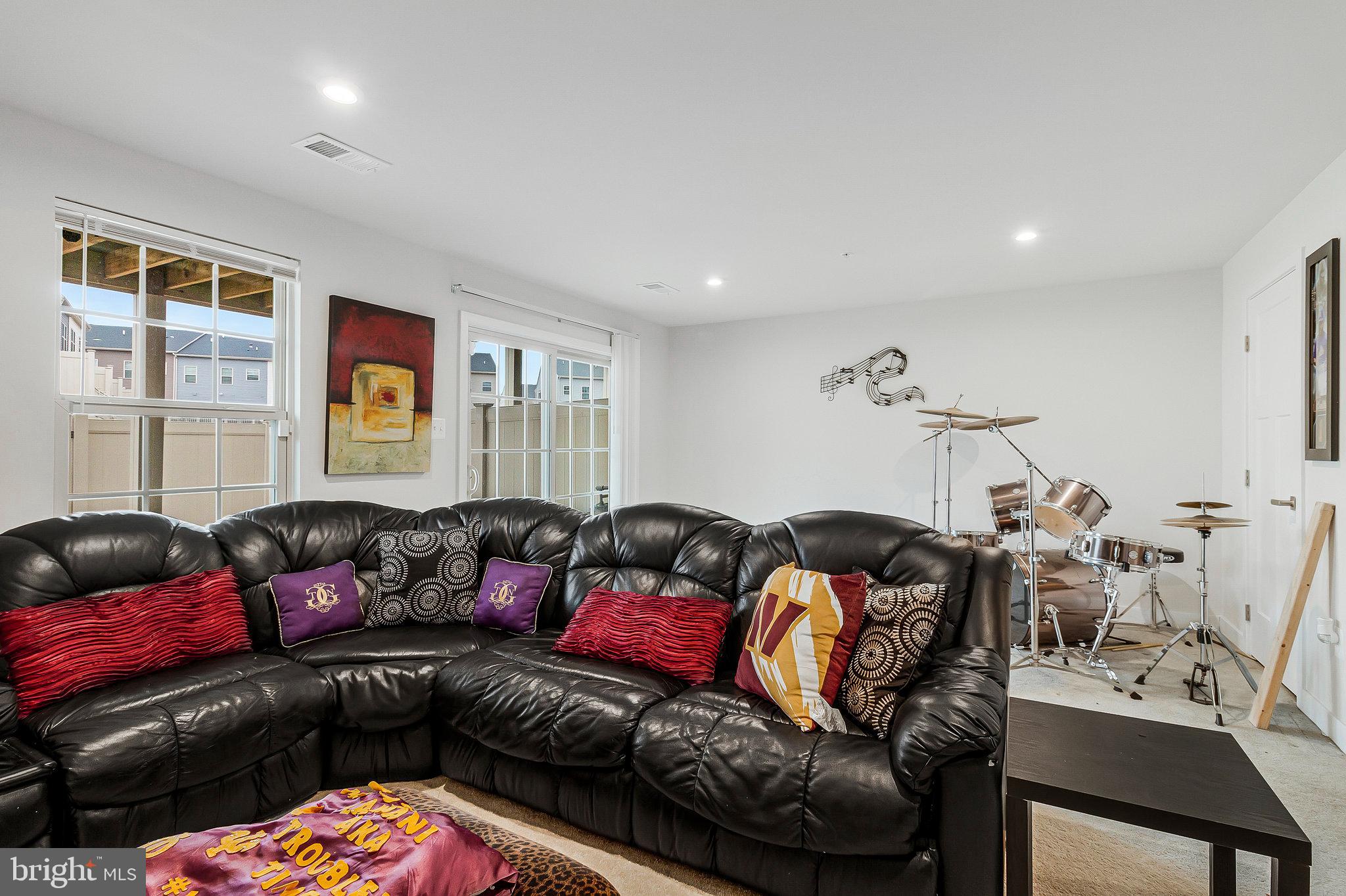 16504 Caribbean Way Accokeek, MD 20607 - Photo 13 of 29 a living room with furniture