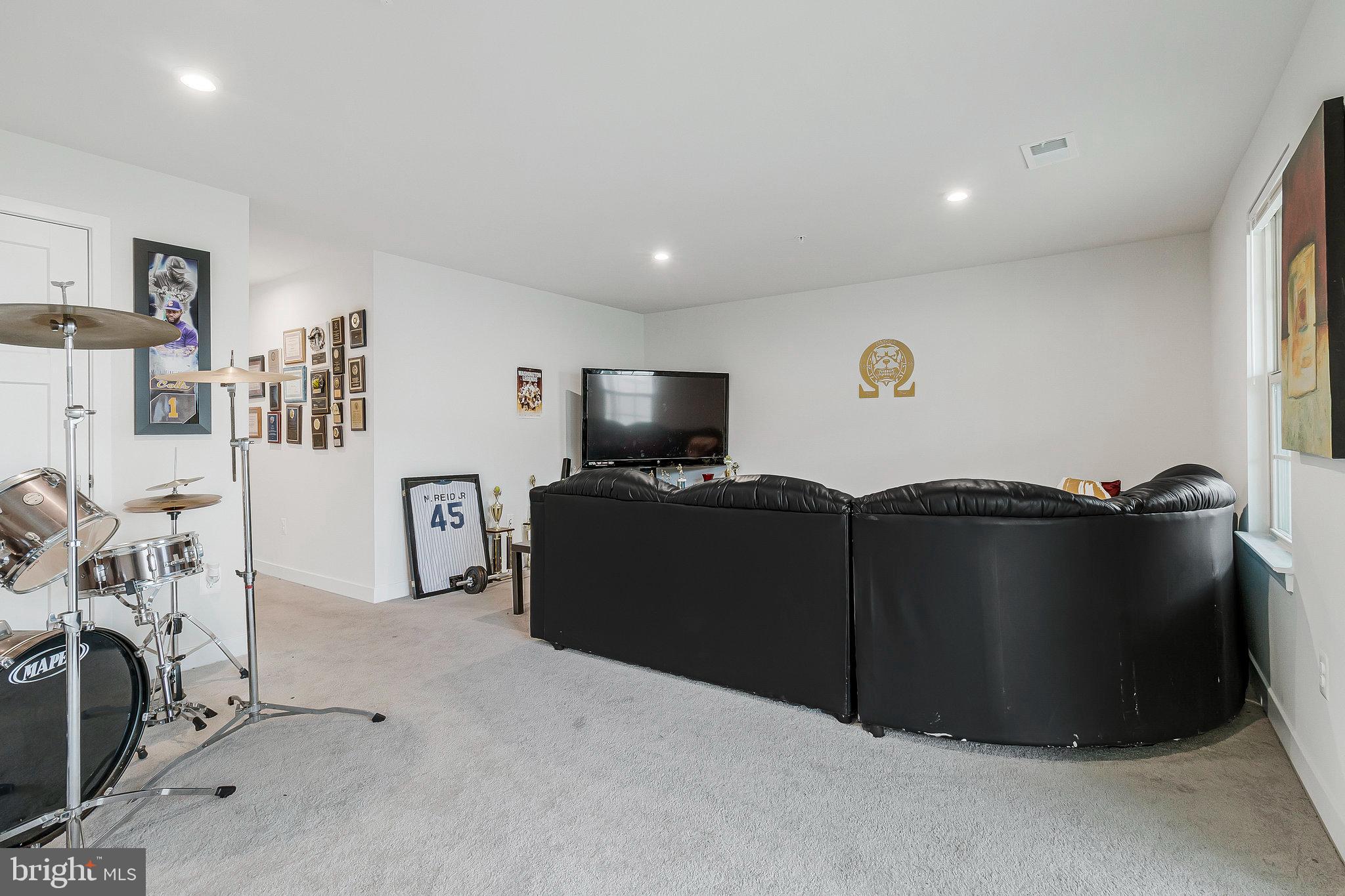 16504 Caribbean Way Accokeek, MD 20607 - Photo 14 of 29 a living room with furniture and a flat screen tv