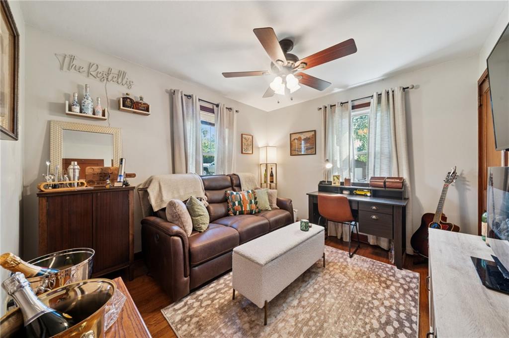 135 Pear Orchard Road Coraopolis, PA 15108 - Photo 20 of 43 a living room with furniture