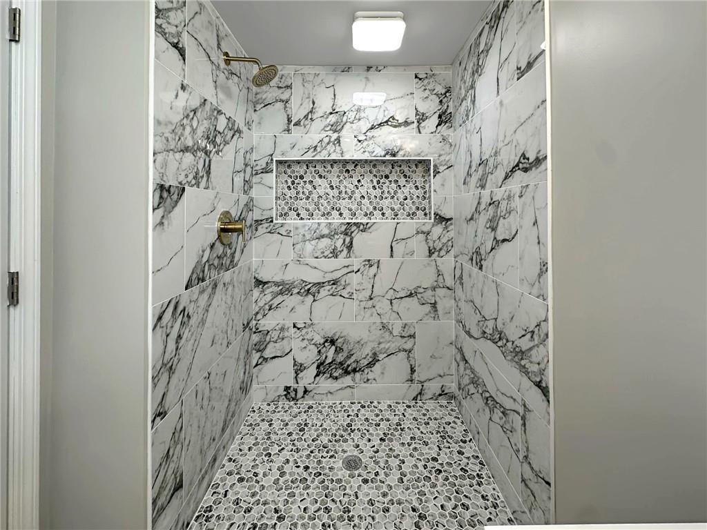 135 Pear Orchard Road Coraopolis, PA 15108 - Photo 28 of 43 a bathroom with a shower