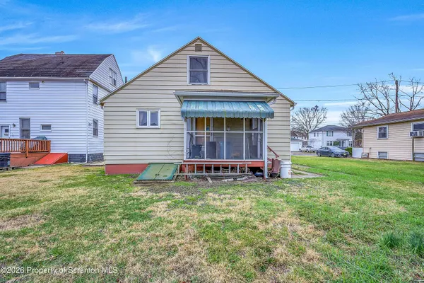 a view of a house with a backyard