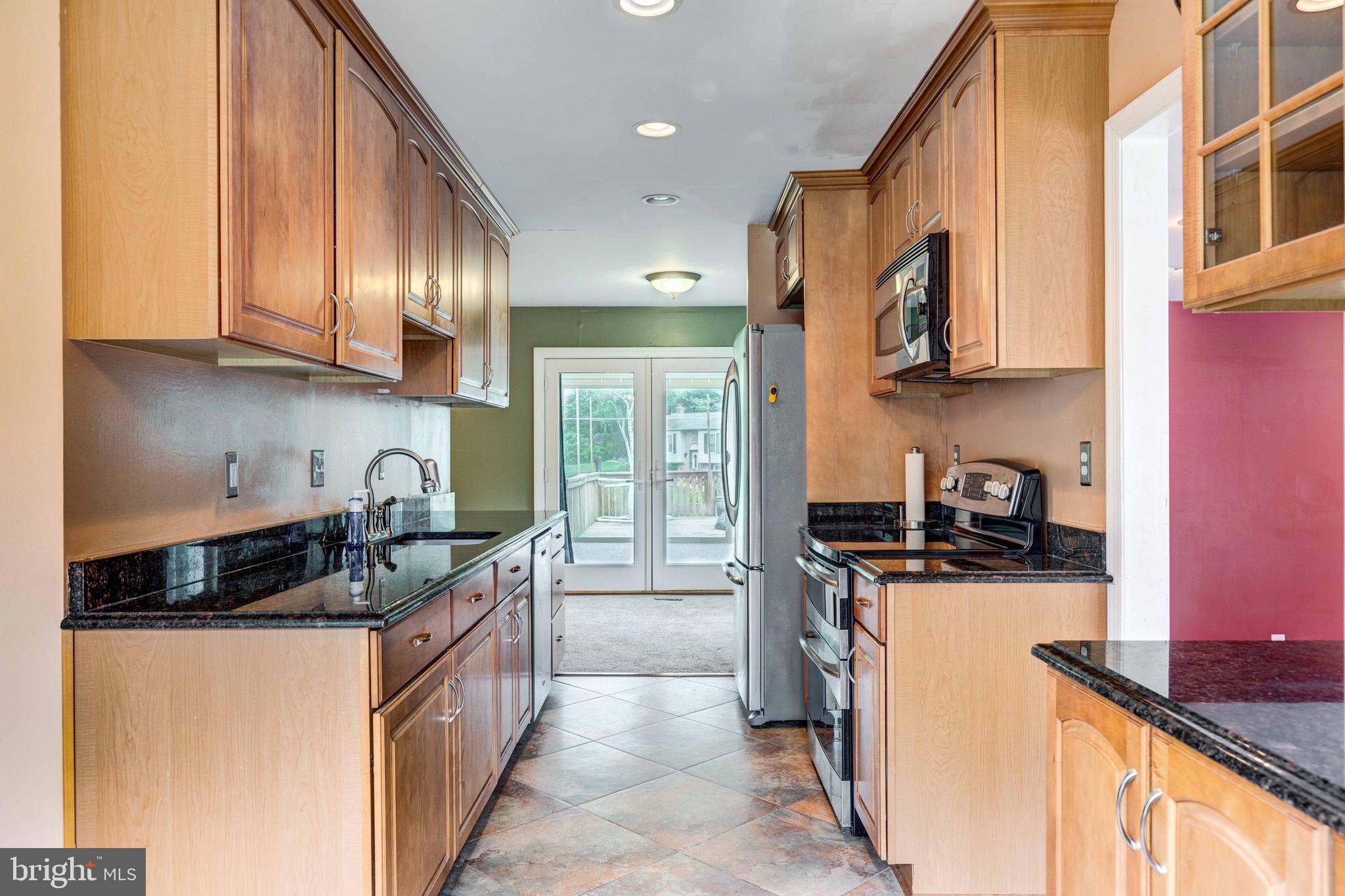 Kitchen has granite counters