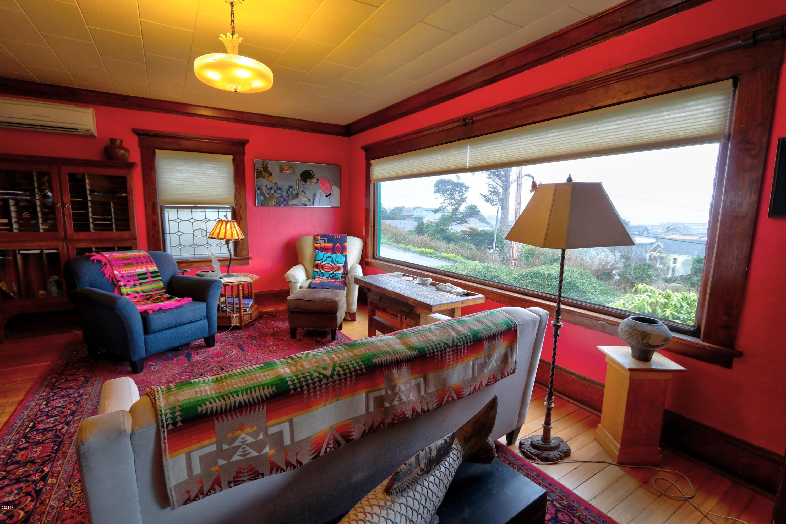 19 Southwest Hurbert Street Newport, OR 97365 - Photo 3 of 51 Living Room