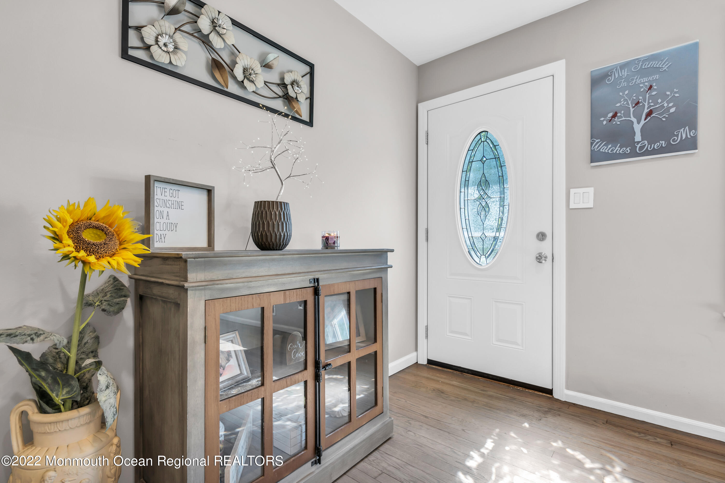 19 Lark Lane Brick, NJ 08724 - Photo 4 of 72 a view of entryway with a flower pot and a bookshelf