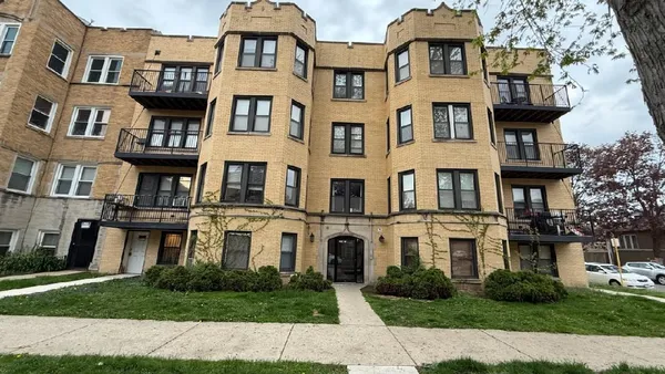 $2,050 | 6503 North Mozart Street, Unit 3, Chicago, IL 60645