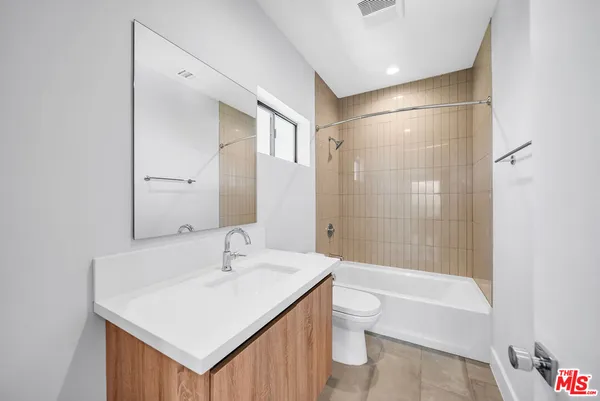 $3,425 | 1218 1/2 Magnolia Avenue, Los Angeles, CA 90006