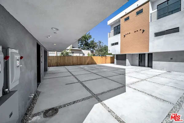 $3,425 | 1218 1/2 Magnolia Avenue, Los Angeles, CA 90006