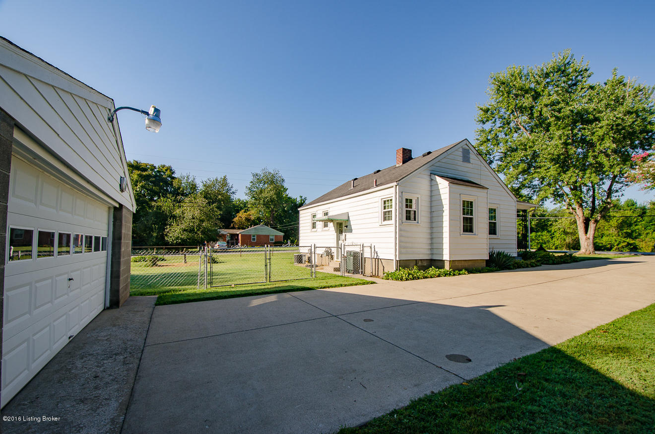 7409 Cane Run Road Louisville, KY 40258 - Photo 25 of 36 Garage and Driveway