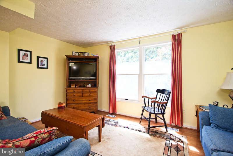 1655 Poplar Grove Drive Reston, VA 20194 - Photo 9 of 26 Living Room