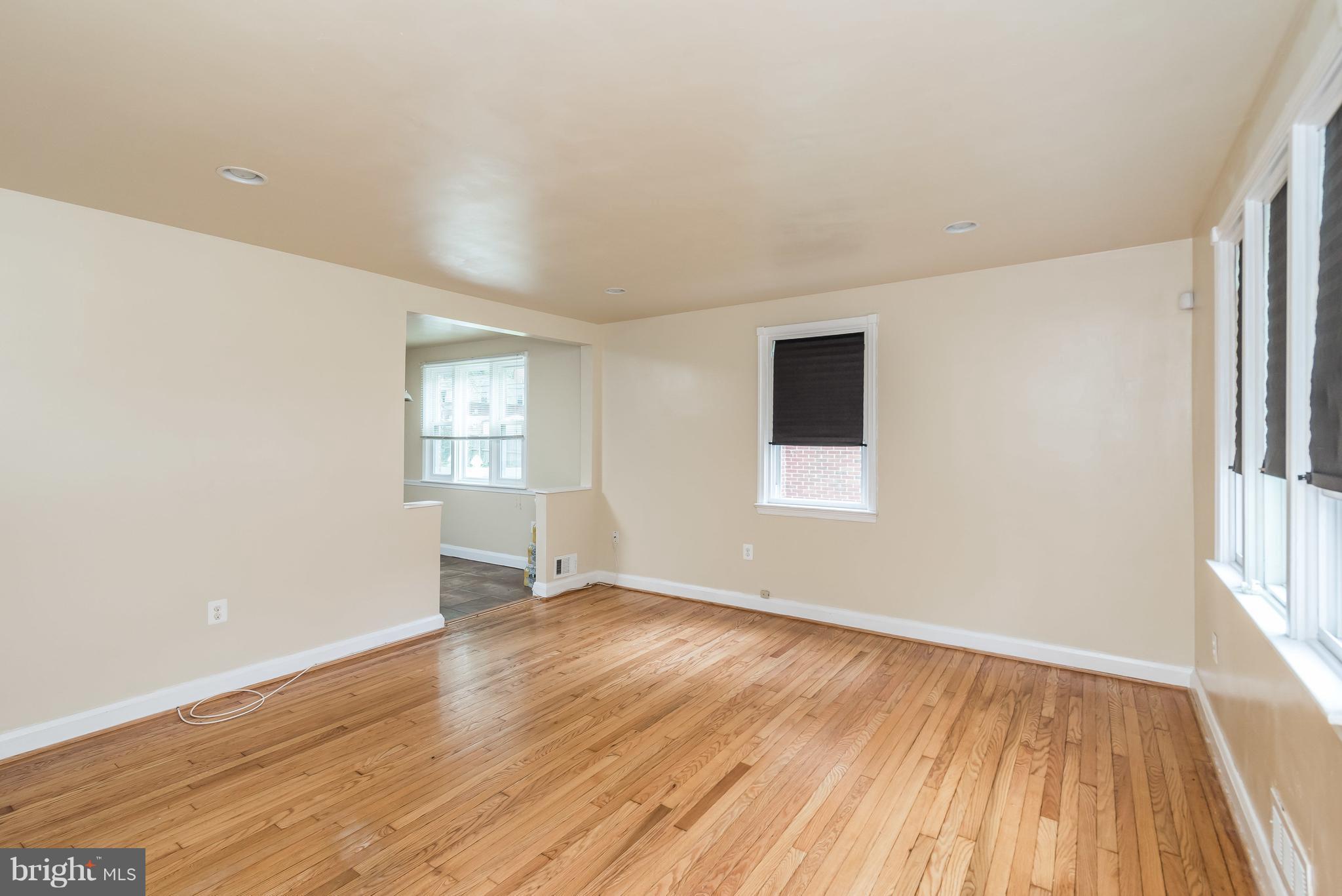 3625 Lockwood Road Baltimore, MD 21207 - Photo 9 of 28 Living Room