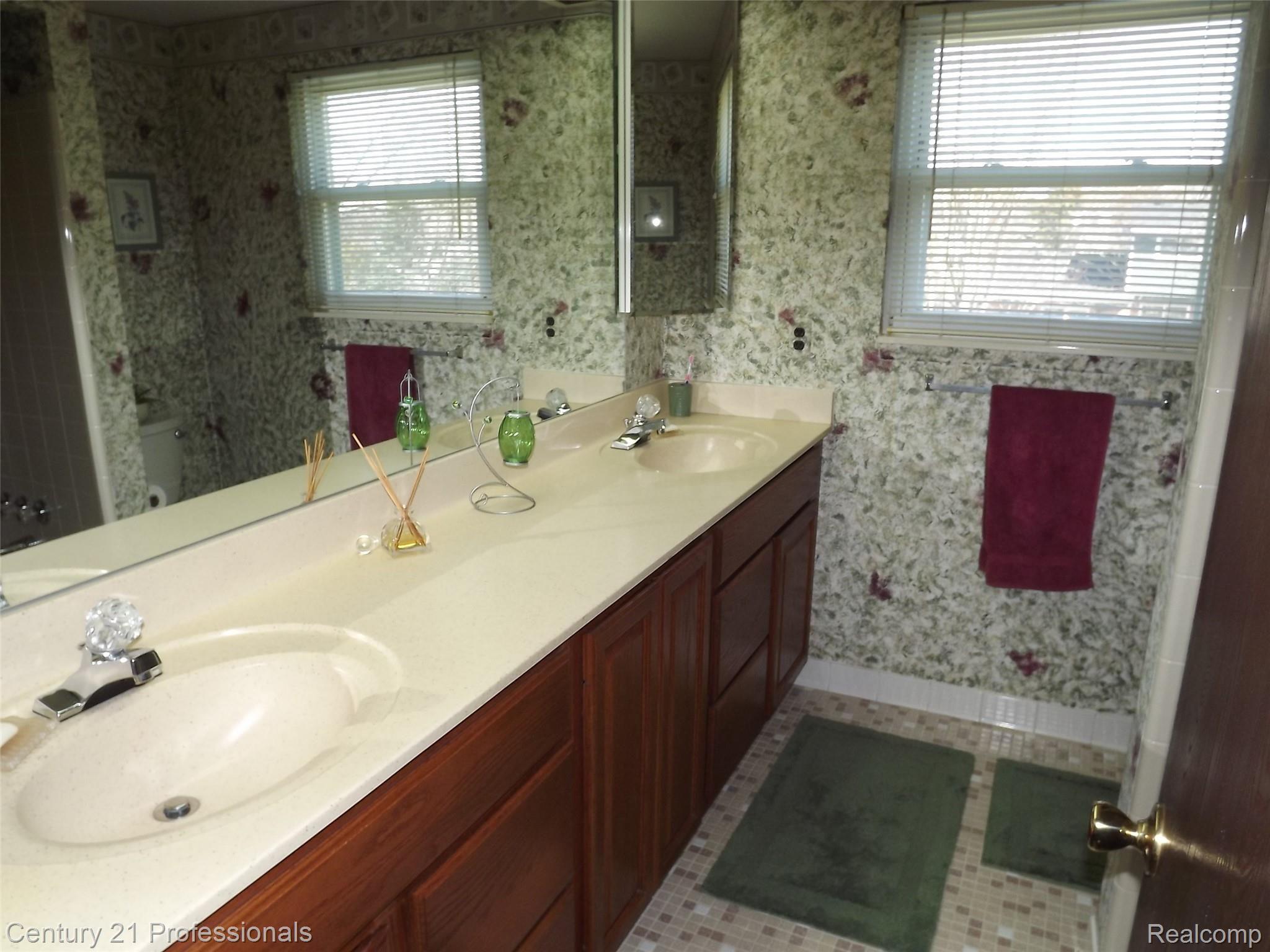 809 Hampton Circle Rochester, MI 48307 - Photo 14 of 22 Updated Full Bathroom