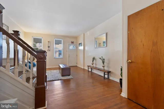 a view of an entryway with workspace