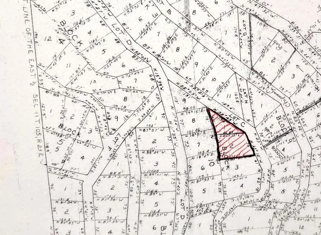 a picture of white wall with a snow on it