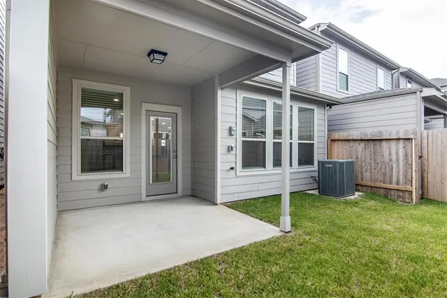 a view of an house with backyard space and porch