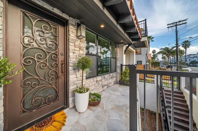 $1,899,000 | 812 North Cleveland Street, Unit 1, Oceanside, CA 92054