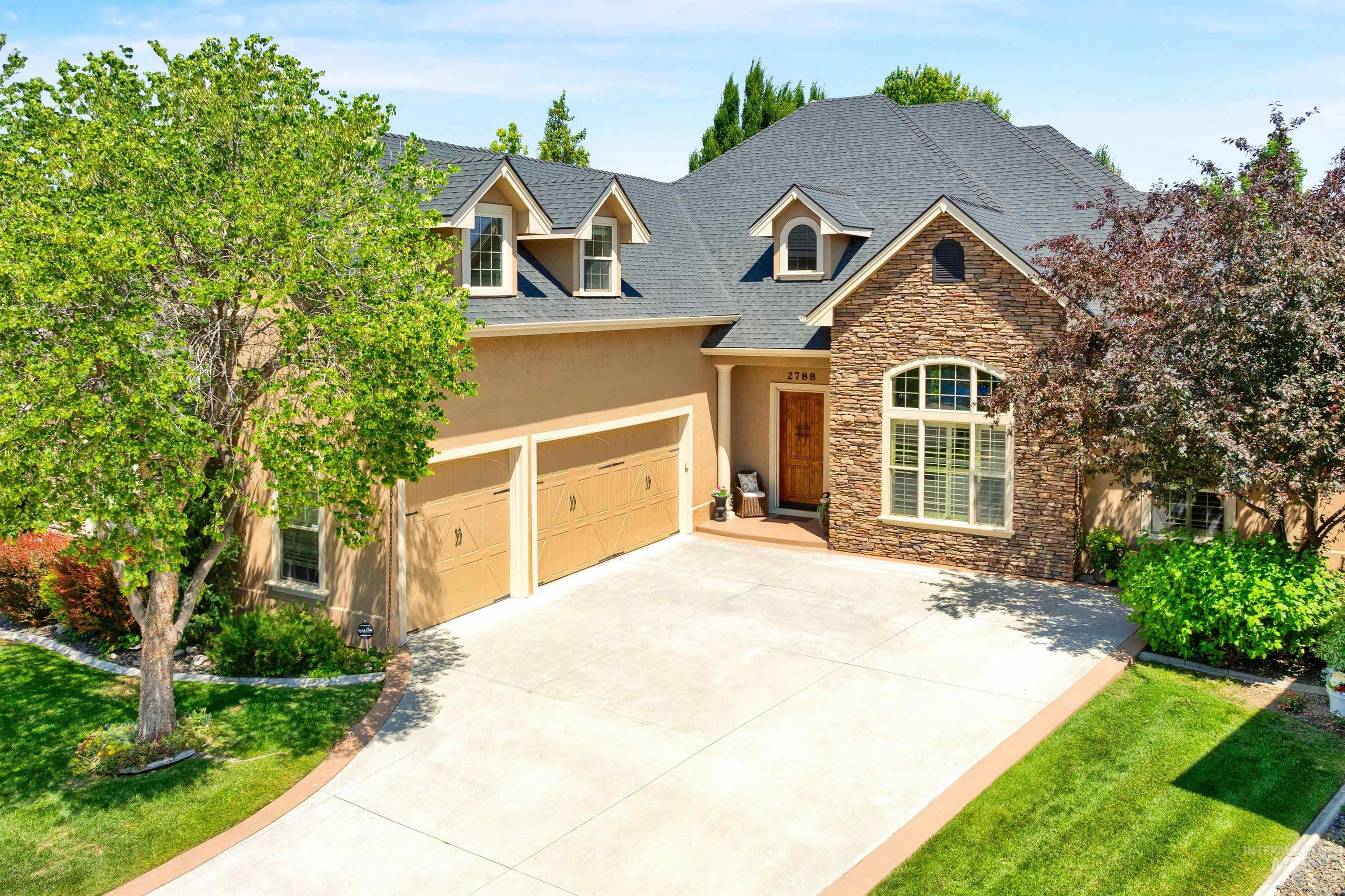 2788 North Fairglen Ave  