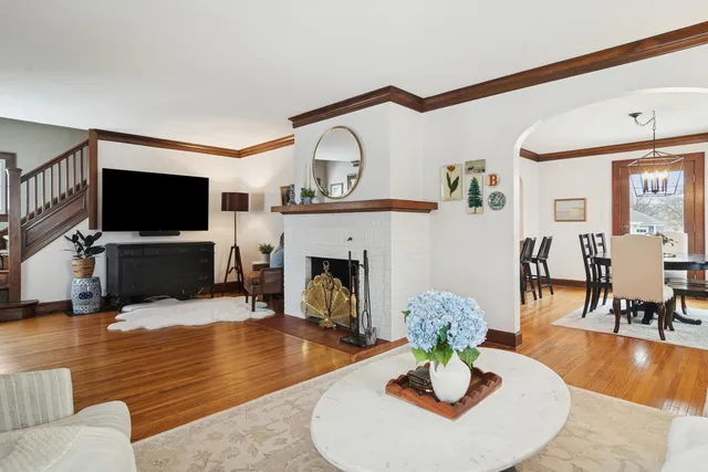 $575,000 | 131 Walton Street, Barrington, IL 60010