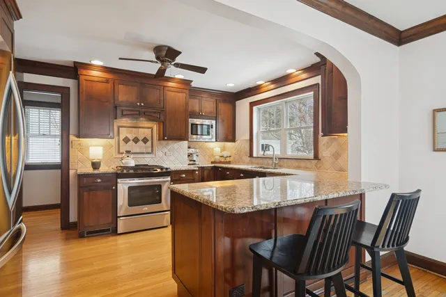 $575,000 | 131 Walton Street, Barrington, IL 60010