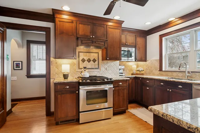 $575,000 | 131 Walton Street, Barrington, IL 60010