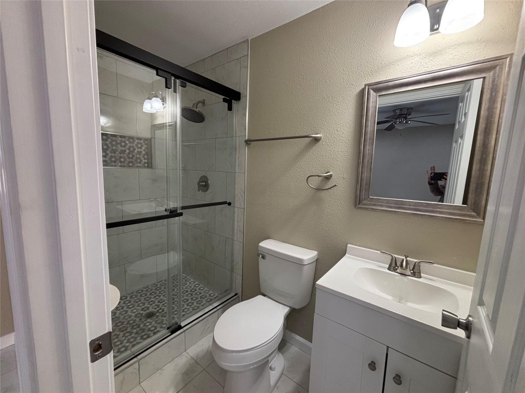 1401 Austin Street La Marque, TX 77568 - Photo 14 of 16 Apartment bathroom