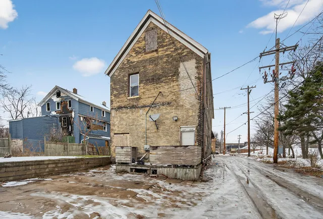 $139,900 | 1227-1229 West Juneau Avenue, Milwaukee, WI 53233