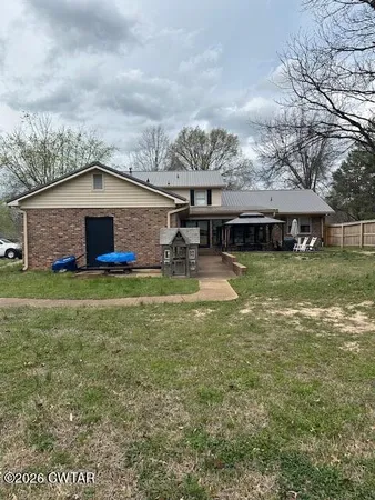 a view of a yard with a house