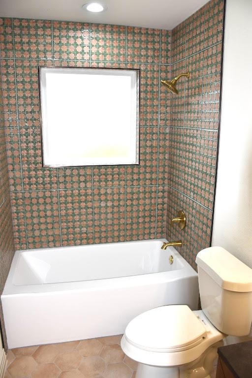 1314 East 13th Street Austin, TX 78702 - Photo 9 of 20 a bathroom with a bathtub and a toilet