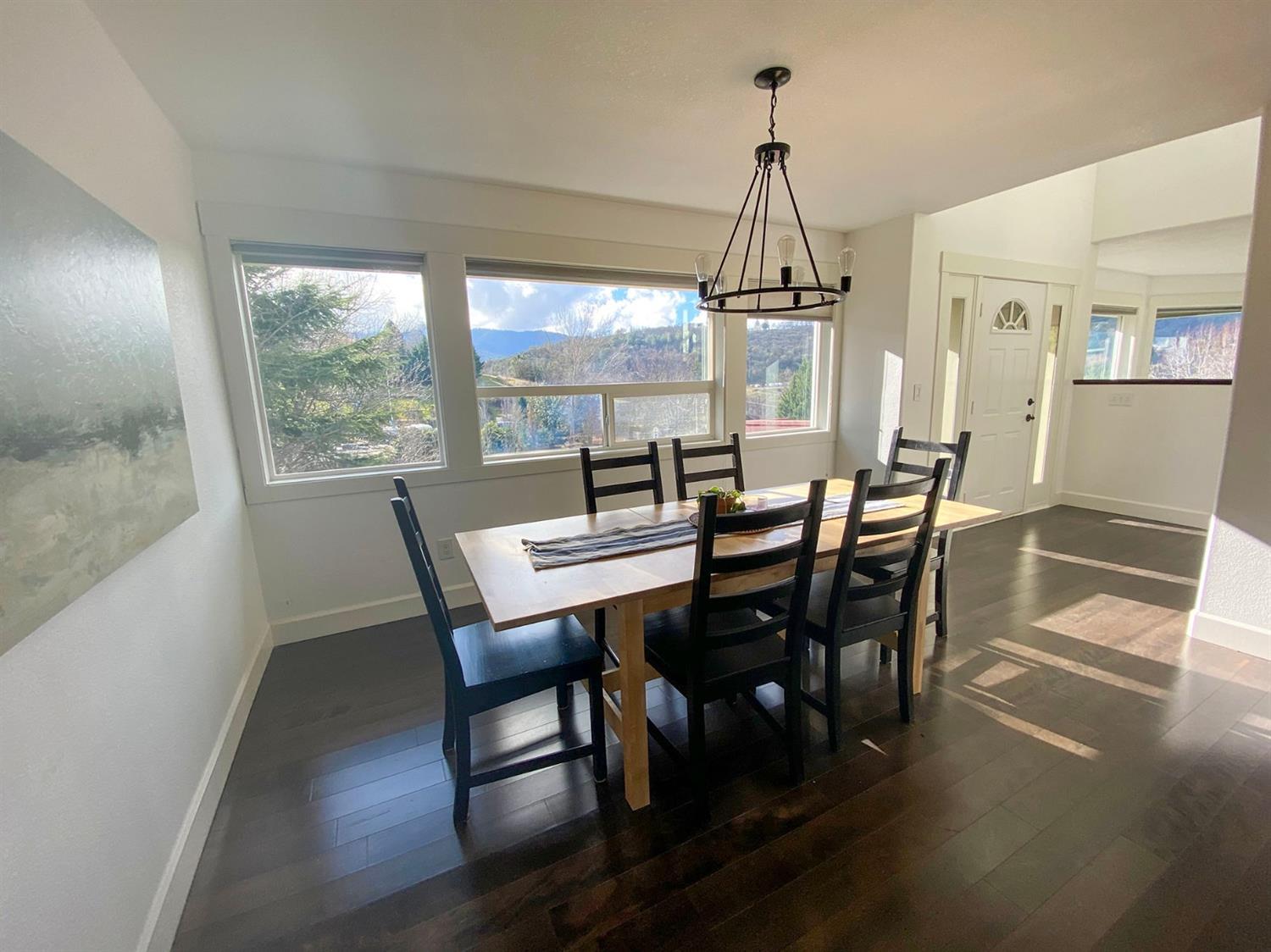 1340 Vawter Road Medford, OR 97501 - Photo 10 of 35 Formal Dining Area located off of the En