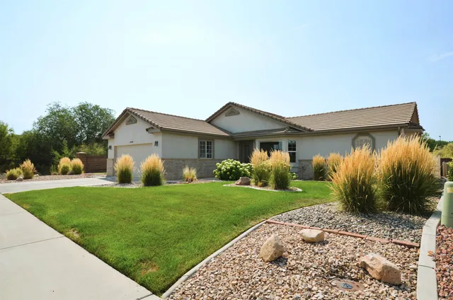 a view of a house with backyard and garden