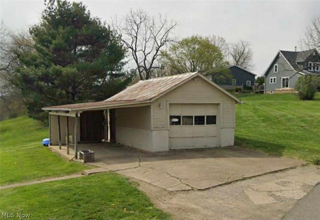 595 Jersey Ridge Road Zanesville, OH 43701 - Photo 2 of 20 Garage featuring a garage and driveway